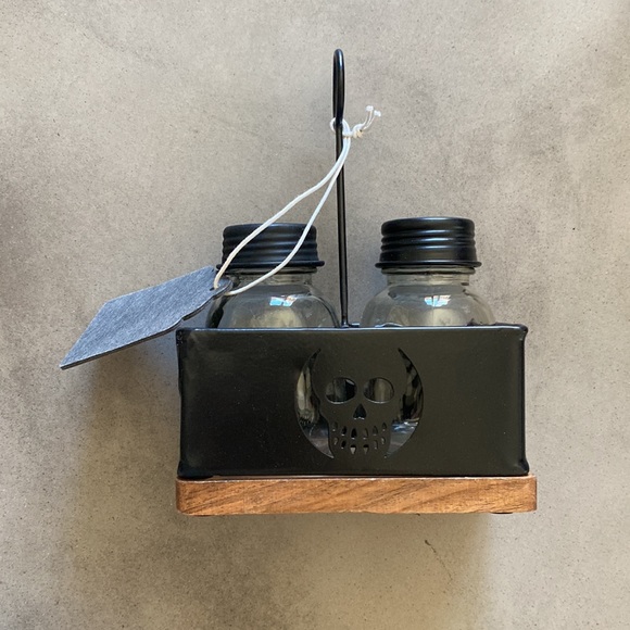 Other - Skull salt and pepper shakers